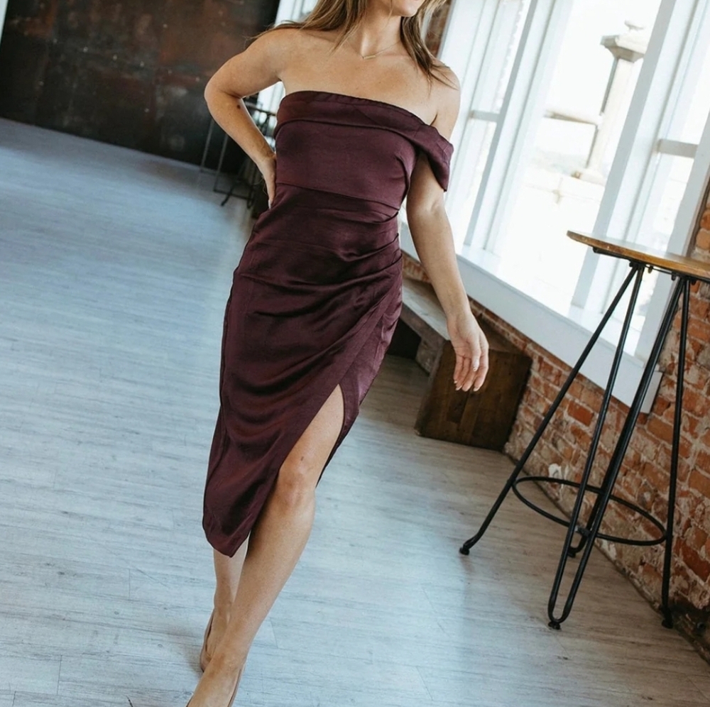 NWT ASTR the Label Gwyneria Off-Shoulder Midi Dress Eggplant Size M